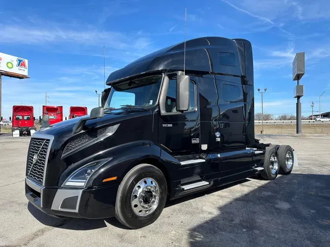 2021 VOLVO VNL64T760