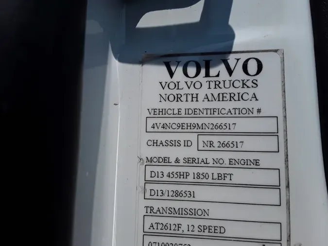 2021 VOLVO VNL64T-760