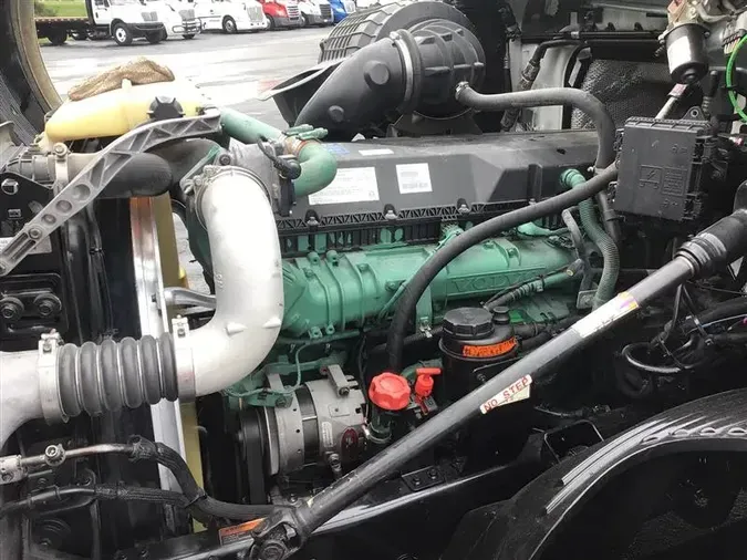 2019 VOLVO VNL740