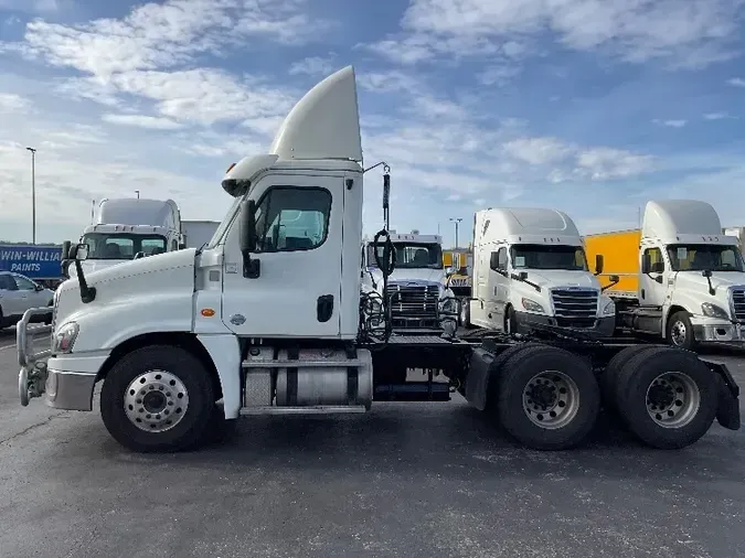 2017 Freightliner X12564ST