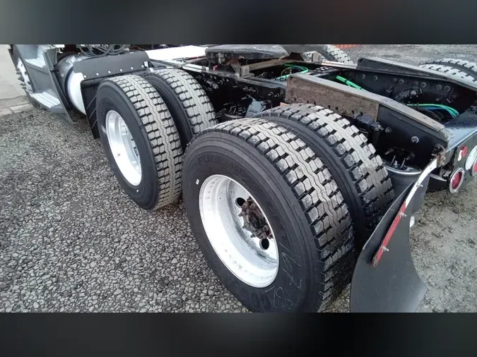 2020 Freightliner Cascadia 126