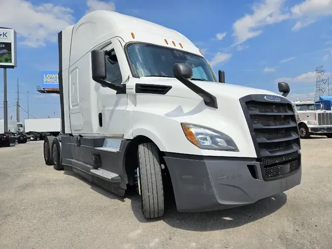 2021 FREIGHTLINER Cascadia 126