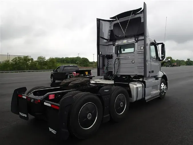 2024 VOLVO VNR64T300