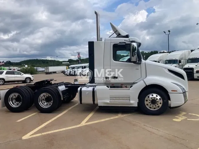 2025 VOLVO VNL64T300