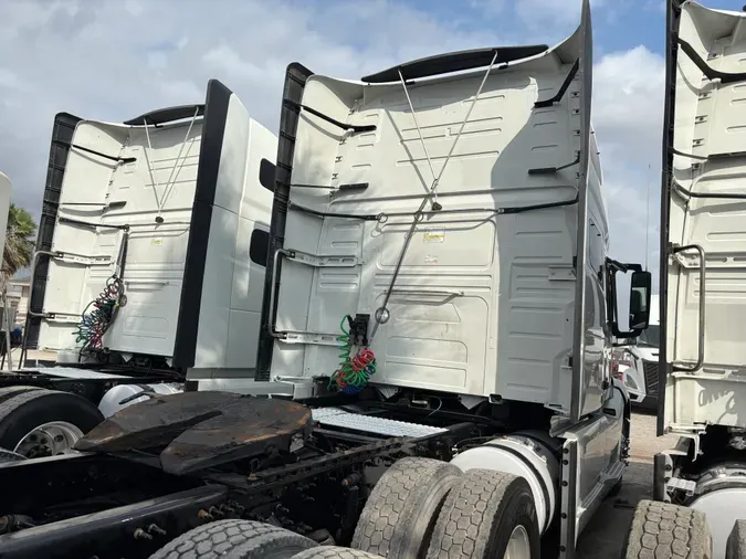 2023 VOLVO VNL64T760