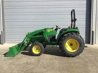 2017 John Deere 4052M