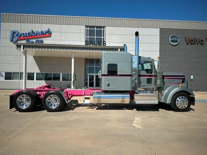 2023 KENWORTH W900L