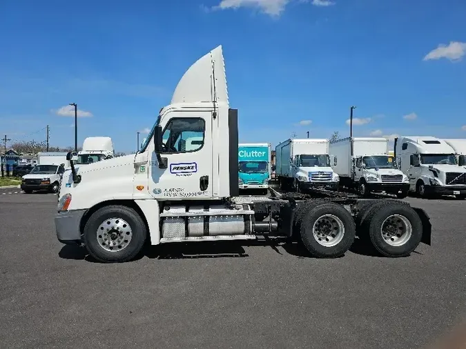 2015 Freightliner X12564ST