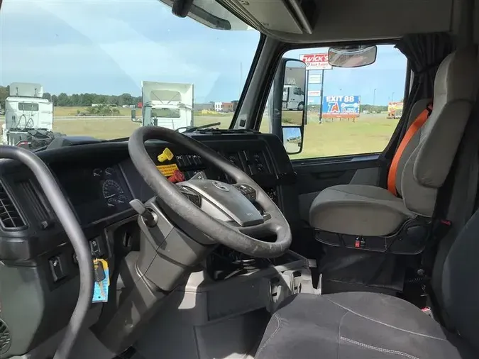 2019 VOLVO VNL740