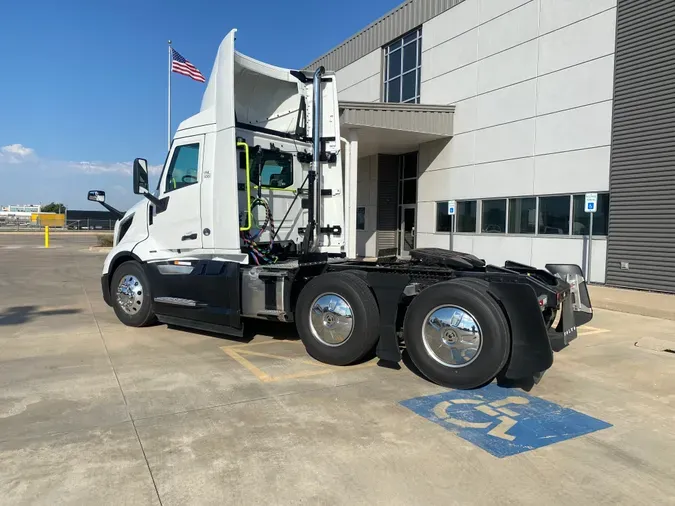 2025 VOLVO VNL64T300