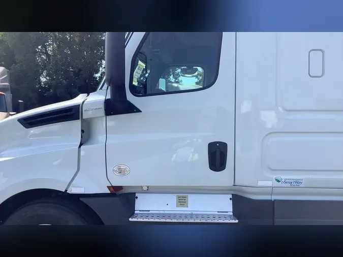 2020 Freightliner Cascadia 126