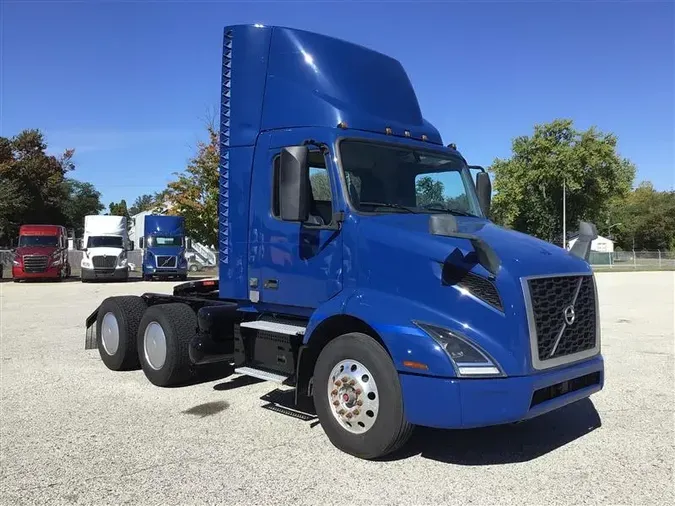 2020 VOLVO VNR300