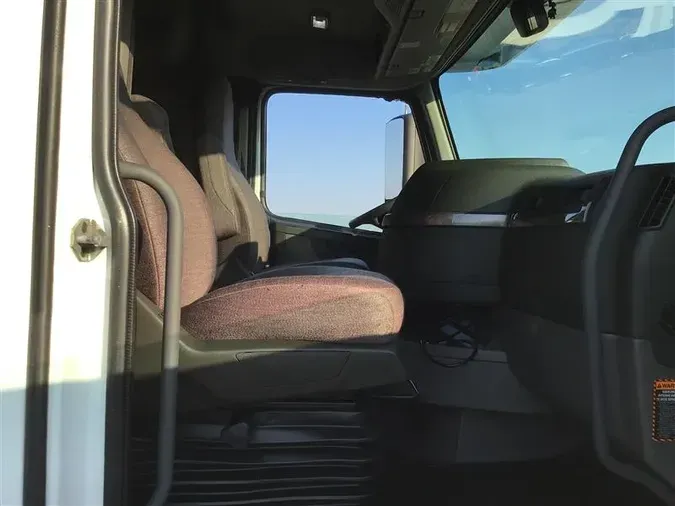 2021 VOLVO VNL760