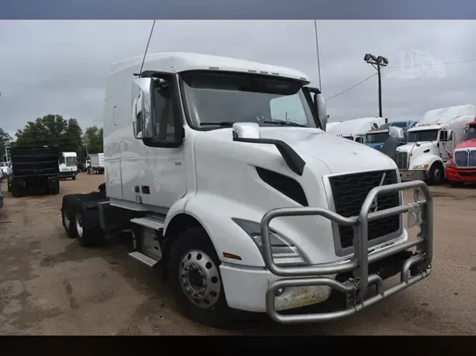 2020 VOLVO VNR62T640