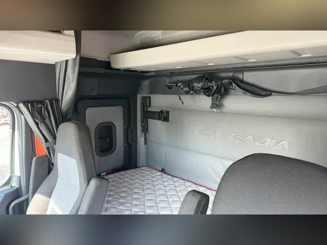 2021 Freightliner Cascadia 126