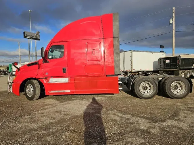 2021 FREIGHTLINER Cascadia 126