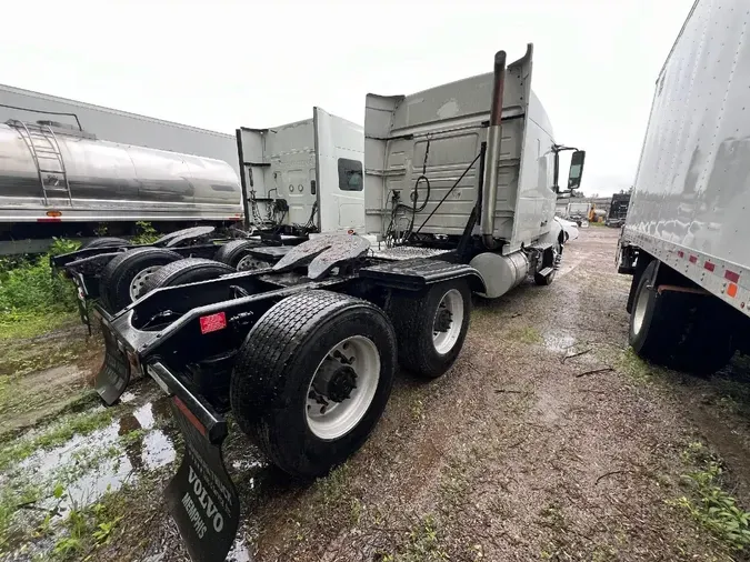 2021 VOLVO VNR64T640