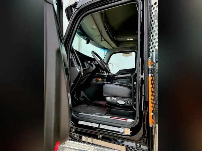 2023 Kenworth W990