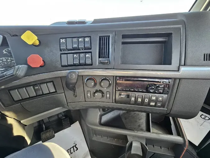 2021 VOLVO VNR64T300