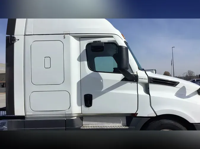 2021 Freightliner Cascadia 126