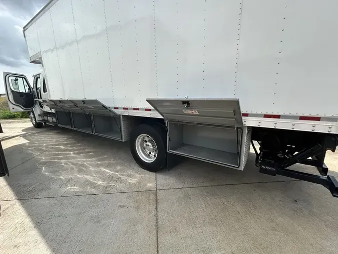 2018 Freightliner M2 106