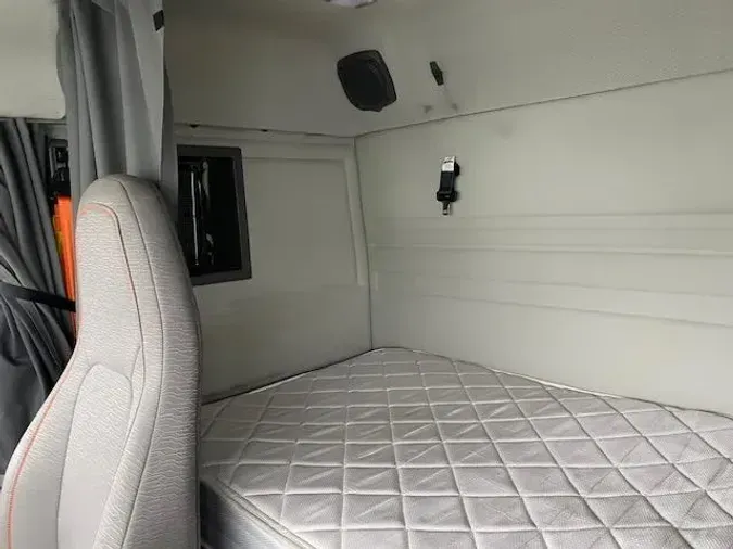 2023 Volvo VNR64T400