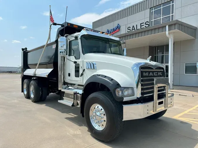 2022 MACK GR64F