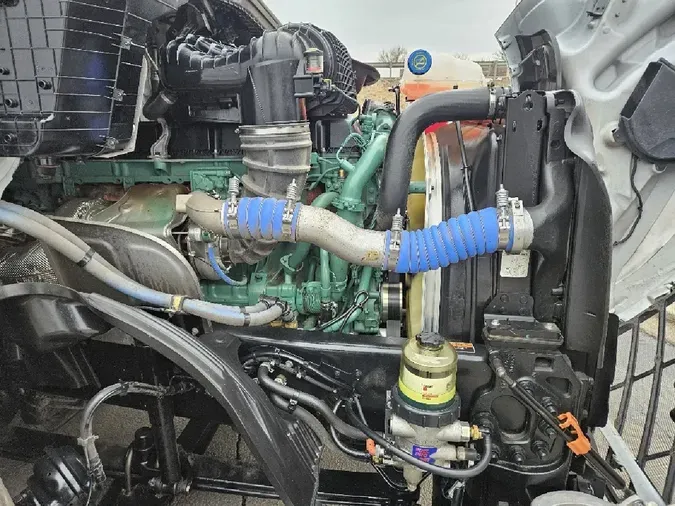 2025 VOLVO VNL64T860