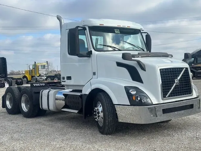 2015 VOLVO VNL64T300