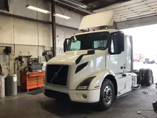 2020 VOLVO VNR64T300