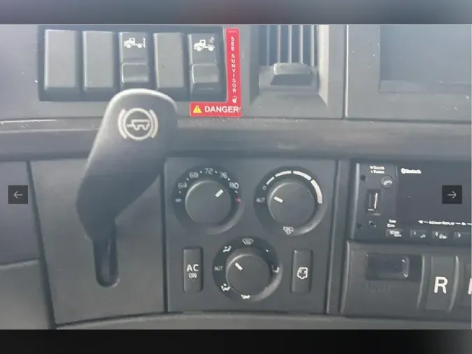 2021 VOLVO VNL64T860