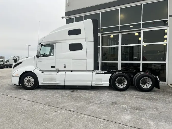 2021 VOLVO VNL64T760