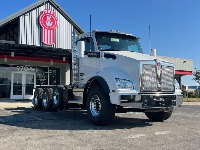 2025 Kenworth T880