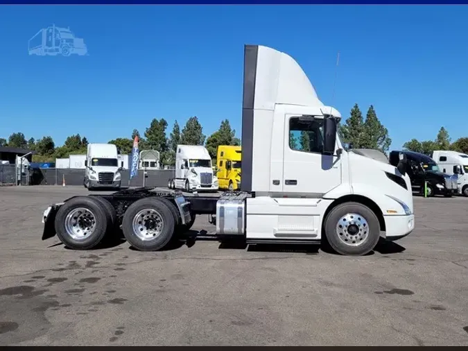 2025 VOLVO VNR64T300