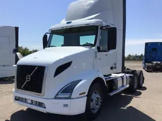 2020 VOLVO VNR300