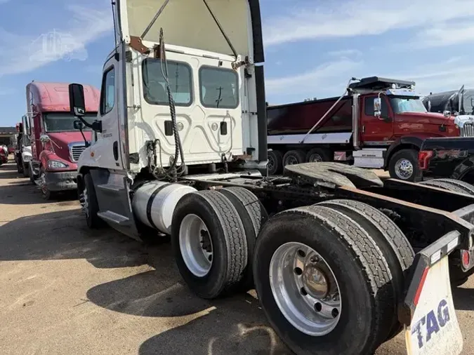 2016 FREIGHTLINER CASCADIA 125d927658c35242936572ced5c1a151df3