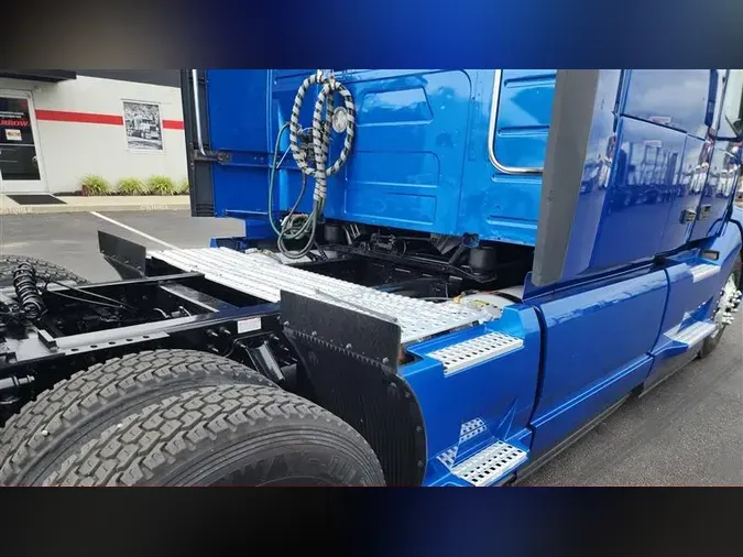 2021 VOLVO VNL760