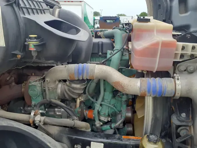 2020 VOLVO VNL64T-300