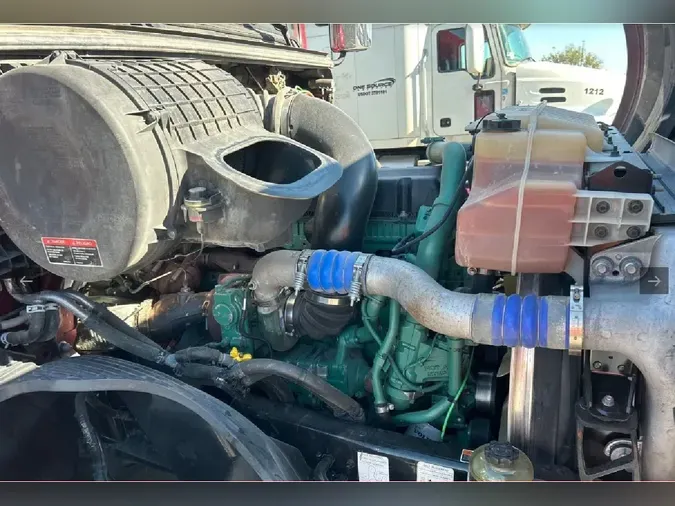 2021 VOLVO VNL64T860