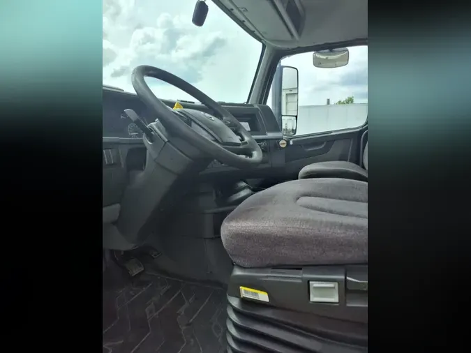 2019 VOLVO VNL64T-300