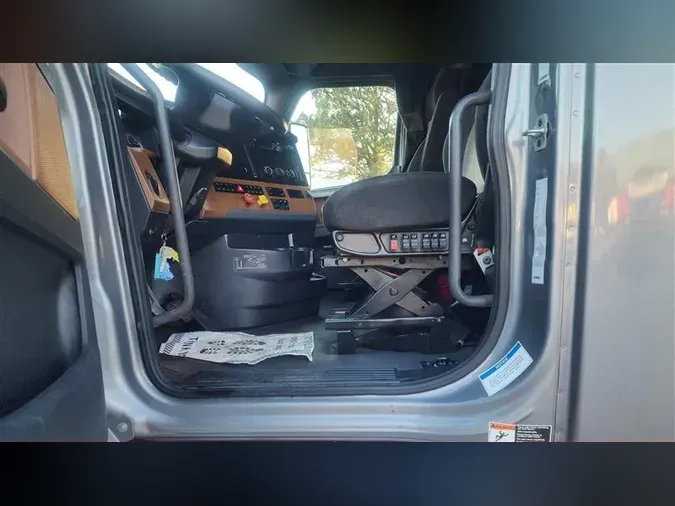 2021 FREIGHTLINER CA126