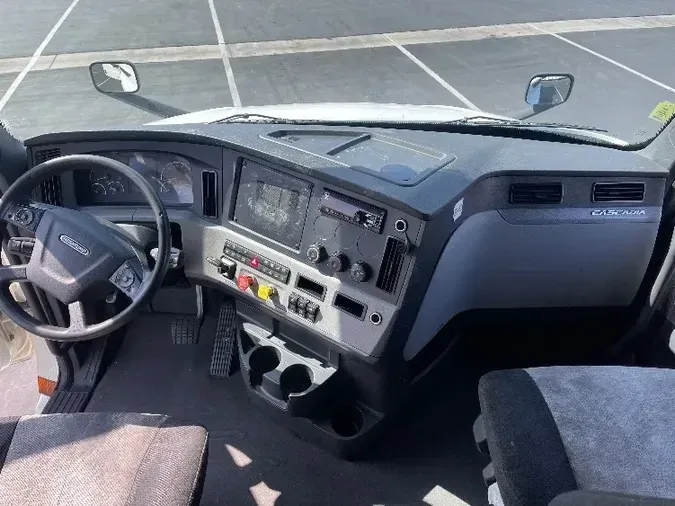 2019 Freightliner T12664ST