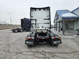 2025 VOLVO VNL64T860