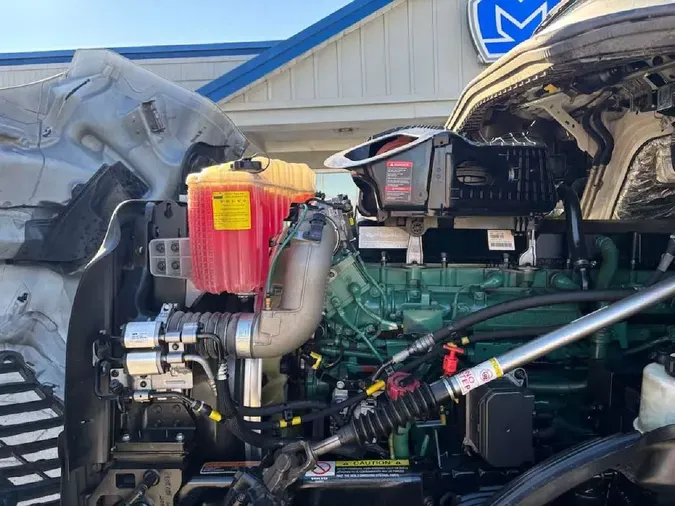 2025 VOLVO VNL64T860