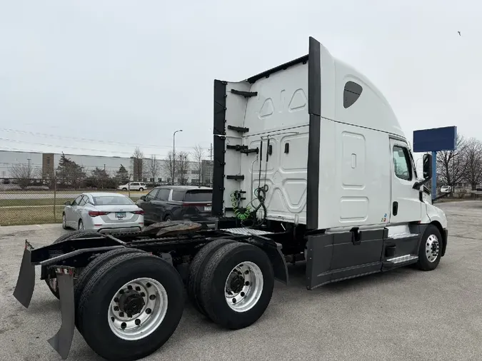 2022 FREIGHTLINER Cascadia 126