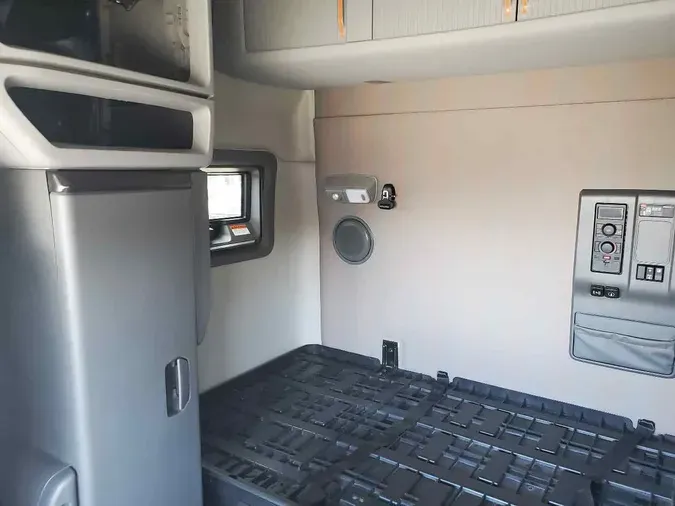 2023 VOLVO VNL64T740