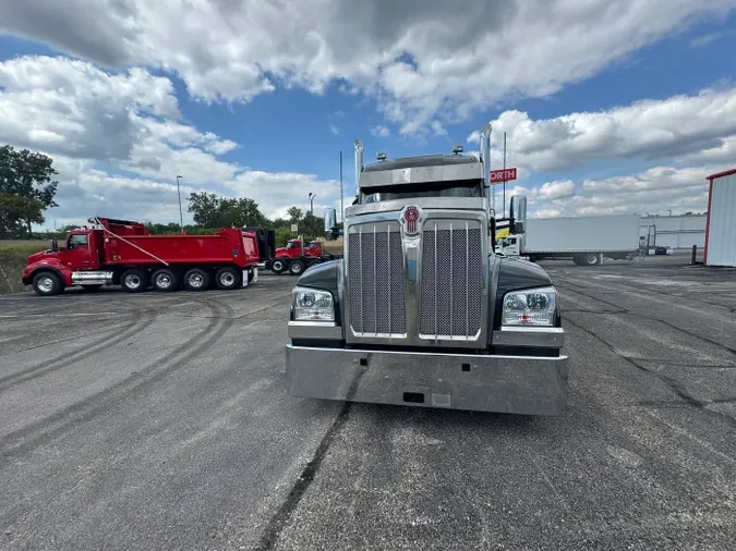 2024 Kenworth W990