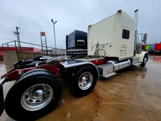 2023 Peterbilt 389