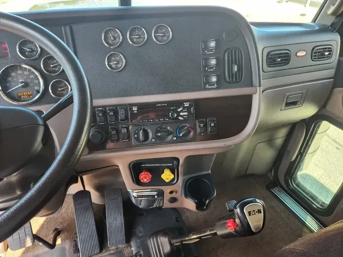 2015 PETERBILT 389
