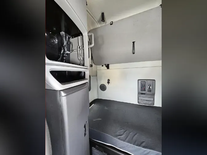 2020 VOLVO VNL64T760